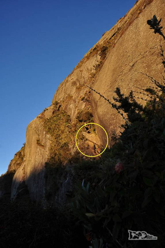 Já na aresta da Pedra do Sino, podemos ver a 'Pedra do Cavalinho' (marcada em amarelo na foto), ao lado de um precipício e obstáculo mais perigoso ao longo da travessia do Parque Nacional da Serra dos Órgãos, no Rio de Janeiro